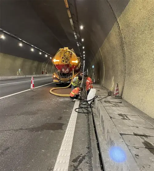 礼纪镇隧道排水渠清淤